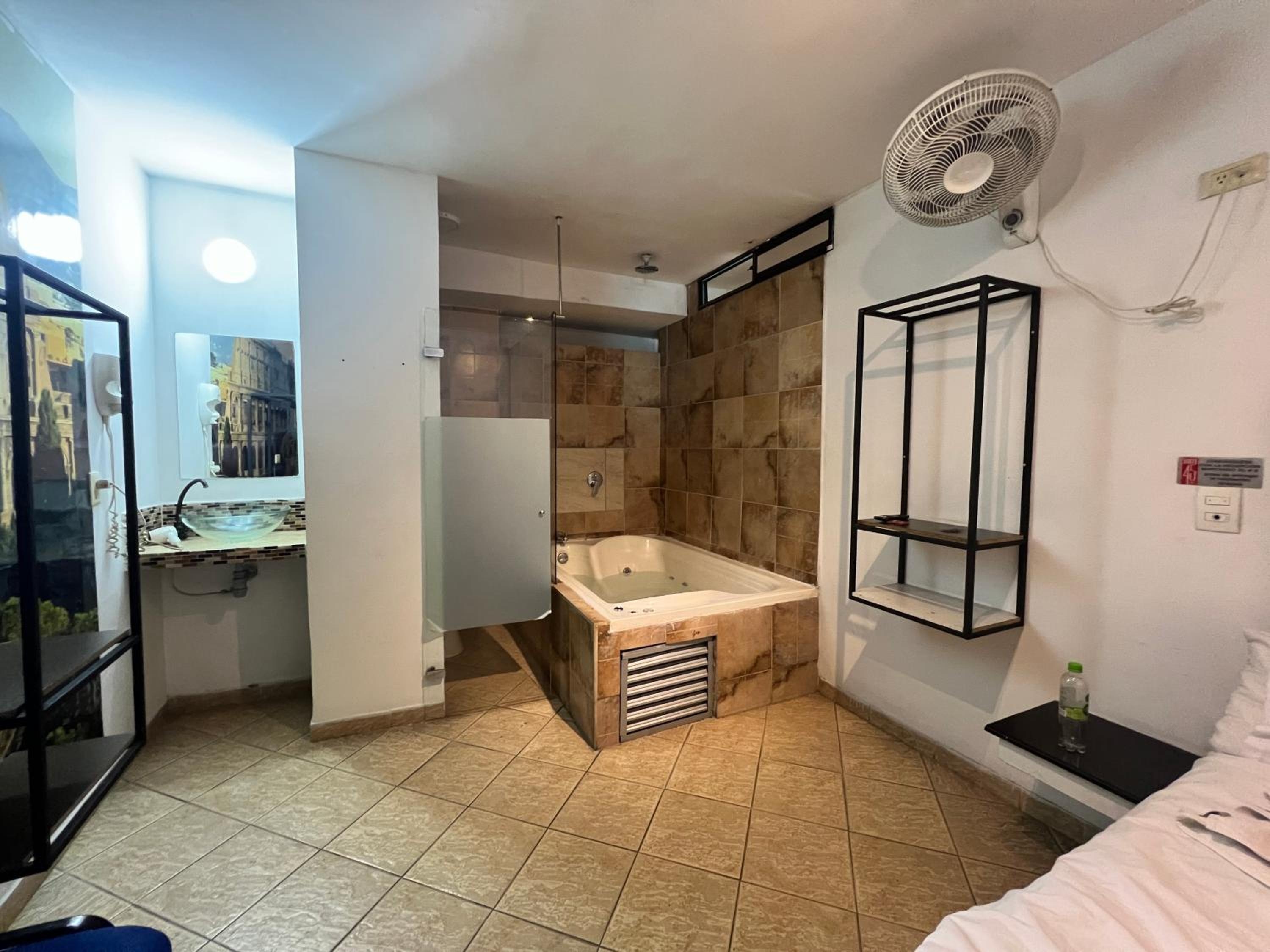 Hotel Natural Medellin, La candelaria