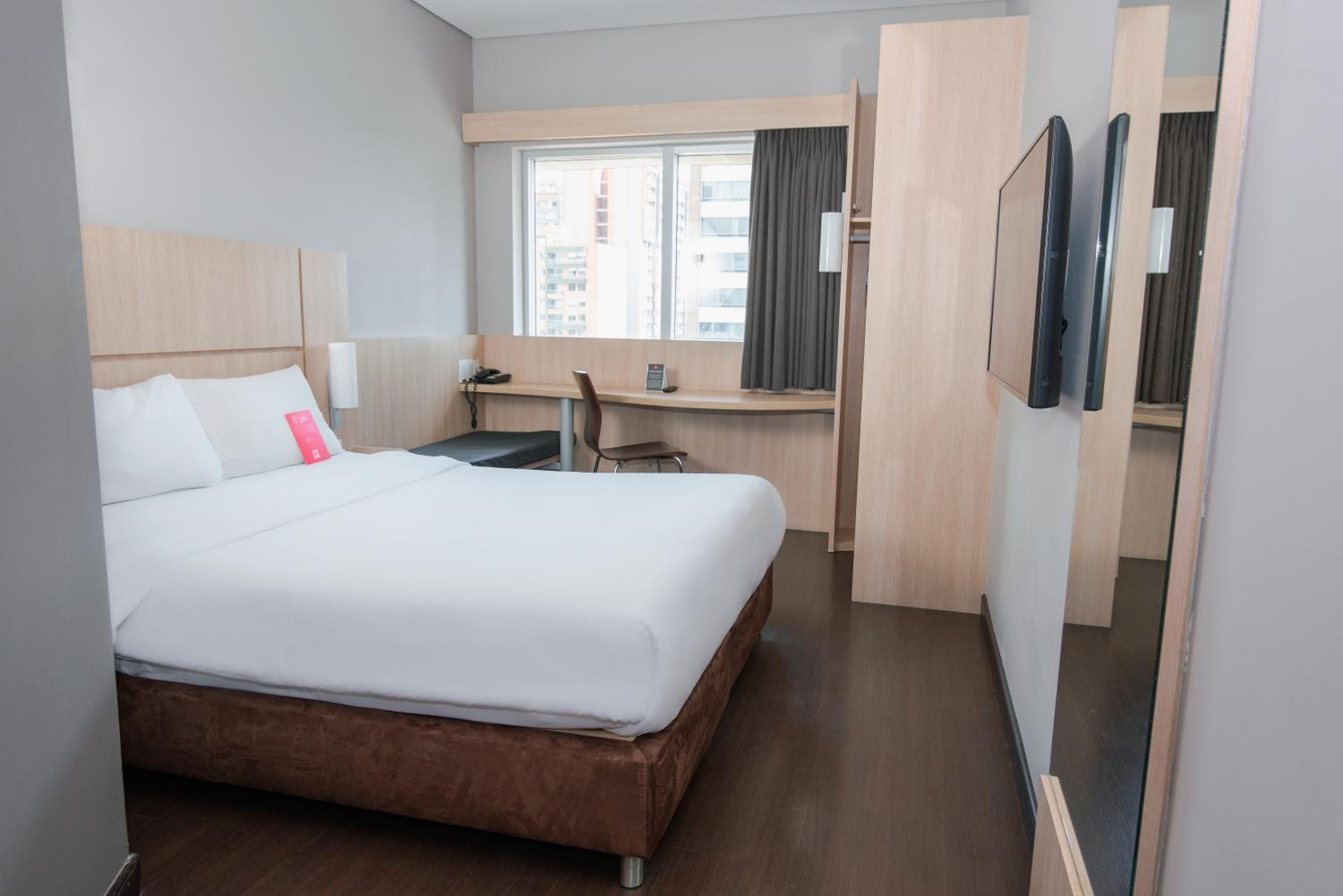 ibis Medellin, La candelaria