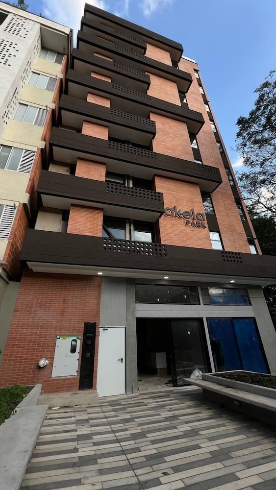 Akela Park, Laureles