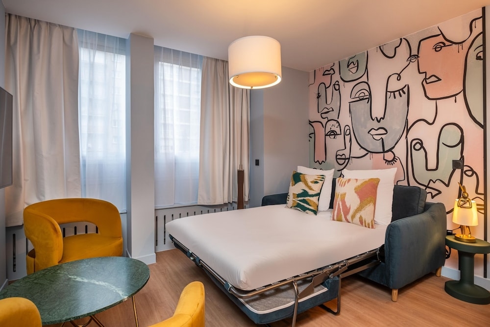 Montmartre Paris Suite, Paris