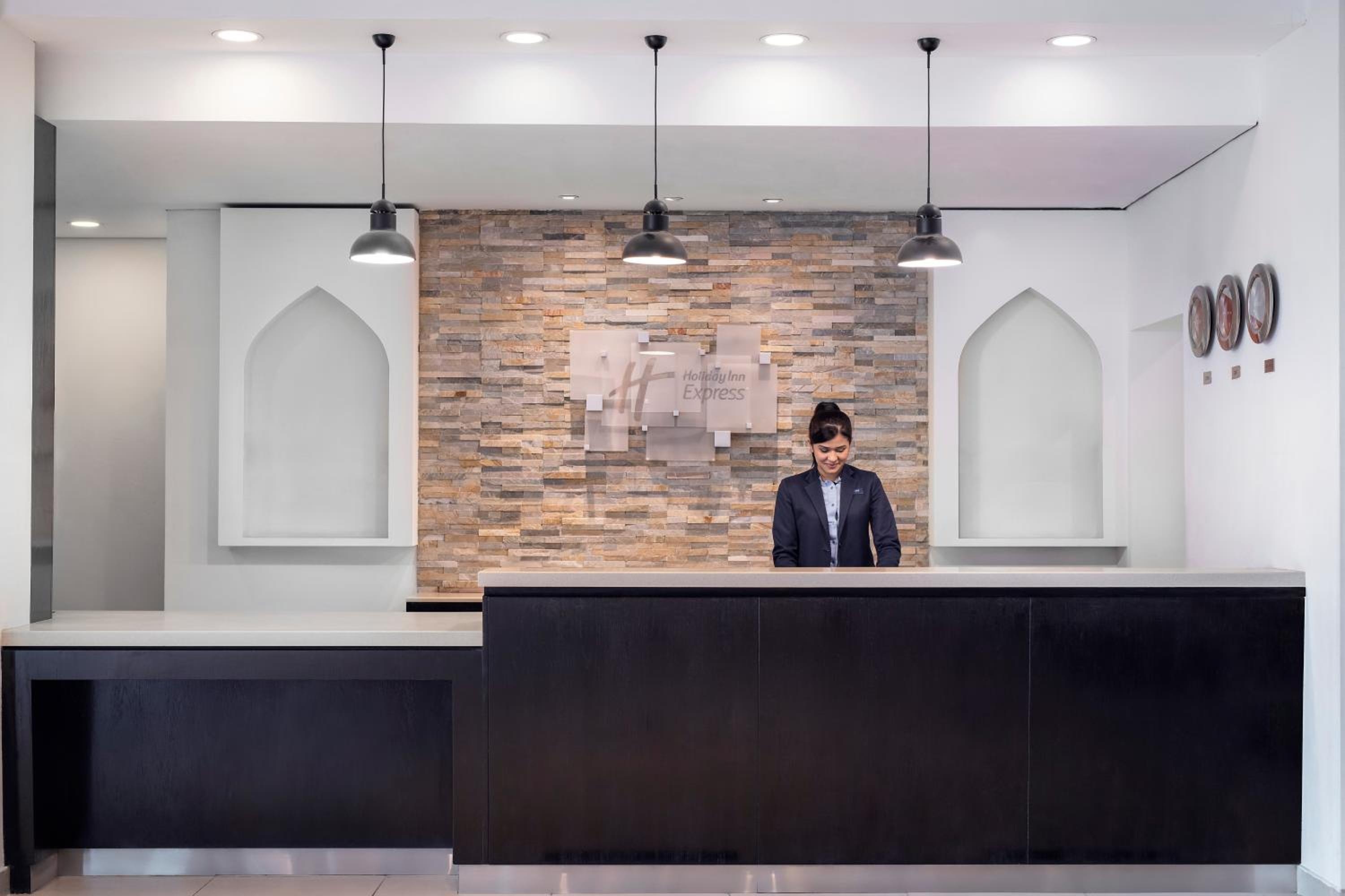 Holiday Inn Express Dubai, Jumeirah, an IHG Hotel, Dubái