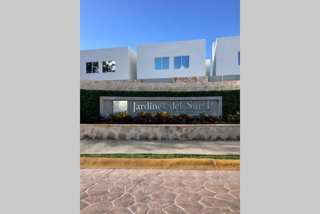 Casa nueva con 3 recamaras y a un lado de alberca