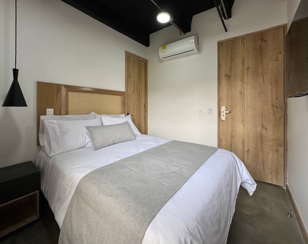 Akela Park, Laureles
