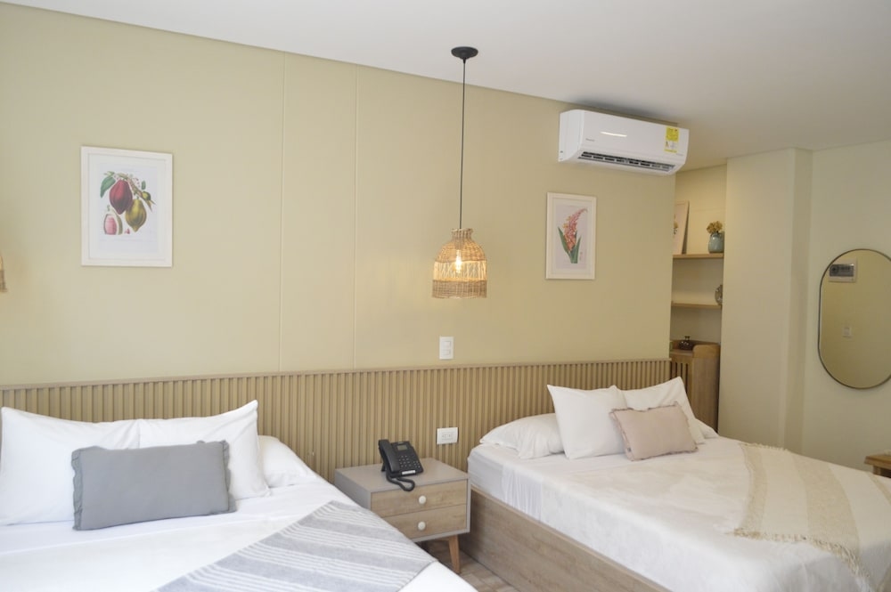 Mythical Hotel, Laureles